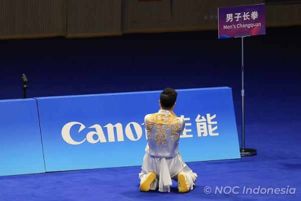 Atlet wushu Indonesia, Edgar Xavier Marvelo Atlet wushu Indonesia, Edgar Xavier Marvelo (kiri), menangis usai dipastikan meraih medali perak Asian Games 2022 di XSG Sport Centre, Hangzhou, China, Sabtu (23/9/2023).  (Foto: NOC Indonesia)