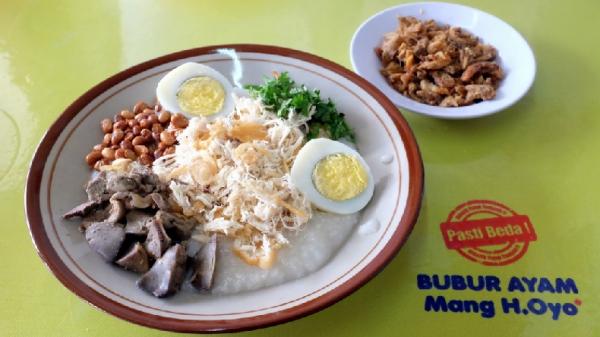 Bubur Ayam H Oyo di Jalan Sultan Tirtayasa, Kota Bandung. (FOTO: ISTIMEWA)