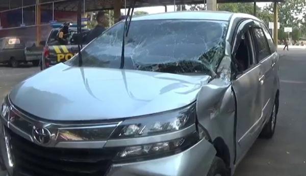 Mobil komplotan ganjal ATM di rest area KM 97 Tol Cipularang dirusak massa. (Foto: Irwan)