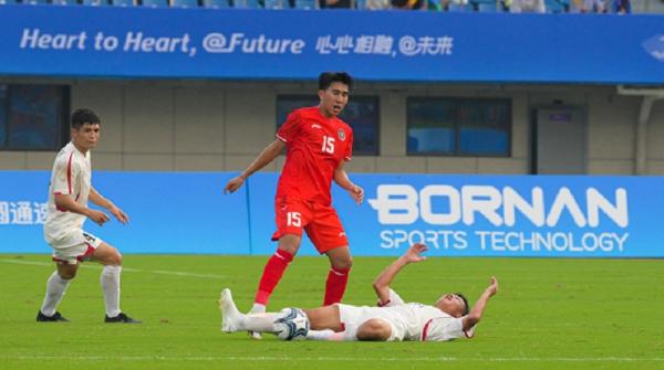 Pemain Timnas Indonesia U-24 Taufany Muslihuddin (15) beraksi melawan Korea Utara pada fase grup Asian Games 2022 di Zhejiang Normal University East Stadium, Jinhua, Minggu (24/9/2023) sore. (Foto: NOC Indonesia/Hendri Rahman)