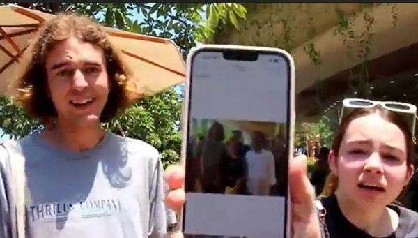 Alex dan Bianca, wisatawan Australia sempat swafoto bersama Jokowi. (Foto: Bagus Alit)