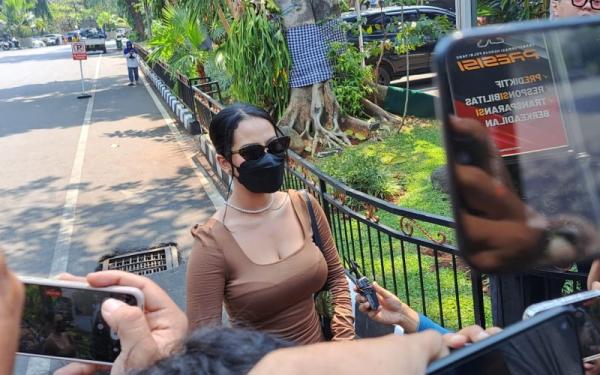 Bokep Cilegon - Penampakan Selebgram Siskaeee Penuhi Panggilan Polisi soal Rumah Produksi  Film Porno