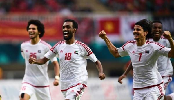 Para pemain Uni Emirat Arab merayakan kemenangan adu penalti kontra Vietnam dalam perebutan medali perunggu Asian Games 2018 di Stadion Pakansari, Cibinong, 1September 2018. (Foto: AFC)