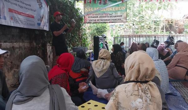 Pelatihan Hidroponik oleh Bacaleg Partai Perindo Pelatihan hidroponik di wilayah Palmeriam, Matraman, Jakarta Timur, Selasa (26/9/2023). (Foto: Ikhsan Permana SP/MPI)