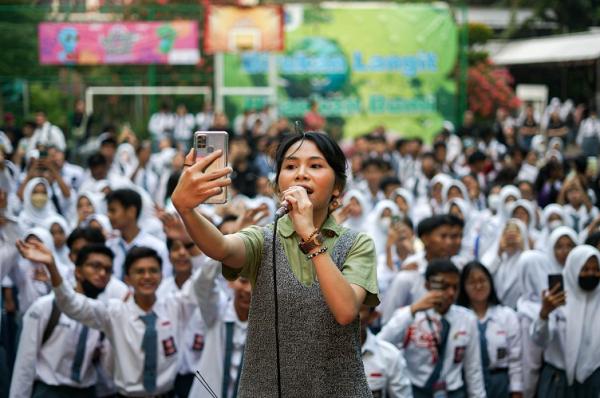 Ingrid Suara Kayu di SOL After Class Ingrid, salah satu pesonel Suara Kayu, bernyanyi dan berfoto bersama siswa-siswi SMA Negeri 68 Jakarta. (Foto: iNews Media Group/Aldhi Chandra Setiawan)
