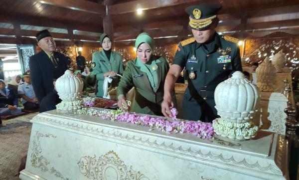 Jelang HUT TNI Dan Kodam IV/Diponegoro, Pangdam Ziarah Ke Makam Soeharto