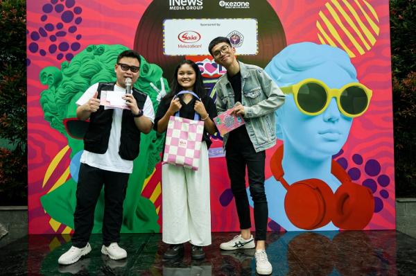 pemenang games PT Sasa Inti di SOL After Class Shandy Lupolisa dan Aji Sabha berfoto dengan salah satu pemenang games bersama PT Sasa Inti. (Foto: iNews Media Group/Aldhi Chandra Setiawan)