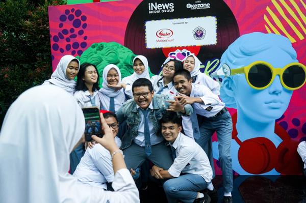 Siswa-siswi SMA Negeri 68 Jakarta asyik berfoto bersama di photobooth SOL After Class. (Foto: iNews Media Group/Aldhi Chandra Setiawan) 