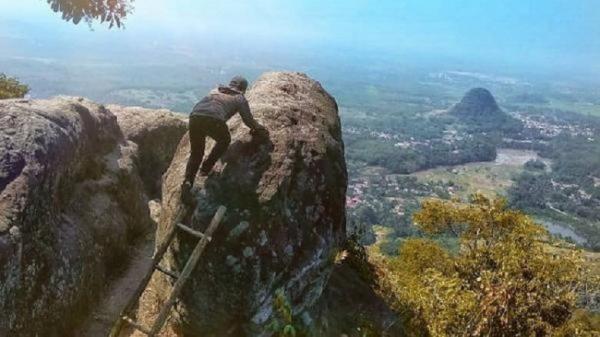 Gunung Munara (Foto: Jafwaltravel/iNewskaranganyar.id)