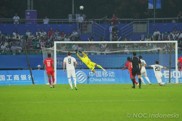 Kiper Timnas Indonesia U-24 Ernando Ari jatuh bangun mengamankan gawangnya saat menghadapi Uzbekistan pada 16 besar Asian Games di Shangcheng Sports Centre Stadium, Hangzhou, Kamis (28/9/2023). (Foto: NOC Indonesia/Naif Al`as)