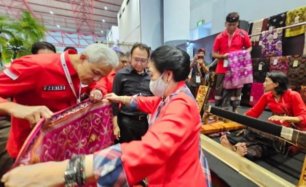 Momen Ganjar Dampingi Megawati Lihat Pameran Pangan Plus Di Arena