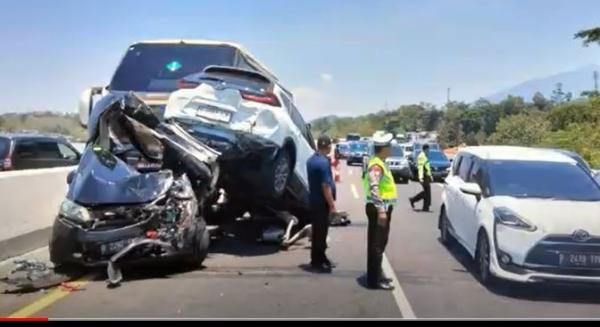 6 Kendaraan Kecelakaan Beruntun Di Tol Semarang Selesai Dievakuasi ...