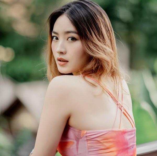 Artis cantik tetap percaya diri meski berjerawat. (foto: instagram)