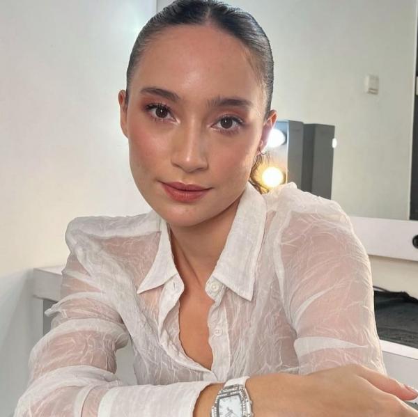 Artis cantik tetap percaya diri meski berjerawat. (foto: instagram)