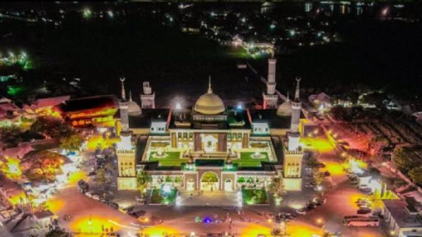 Islamic Center Syekh Abdul Manan menjadi salah satu masjid terbesar di Indramayu. (Foto: Instagram/masjidinfo.id)