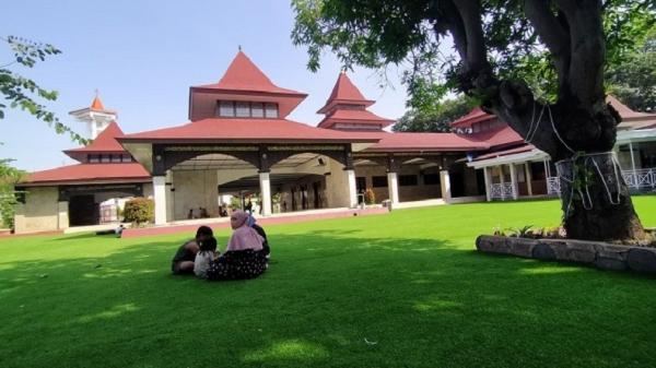 Seusai direnovasi, Masjid Agung Indramayu lebih indah dengan konsep ramah anak. (FOTO: iNews.id/Andrian Supendi)