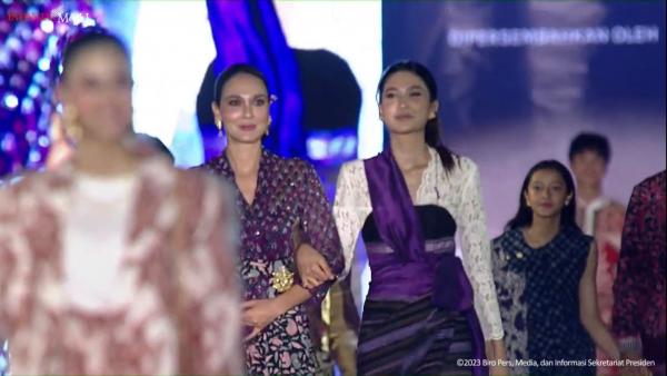 Potret cantik Luna Maya melenggang di pergelaran Istana Berbatik. (foto: Instagram)
