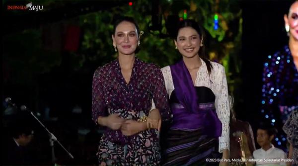 Potret cantik Luna Maya melenggang di pergelaran Istana Berbatik. (foto: Instagram)