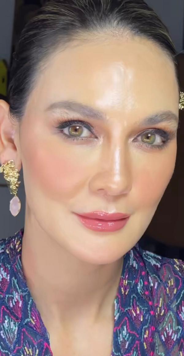 Potret cantik Luna Maya melenggang di pergelaran Istana Berbatik. (foto: Instagram)