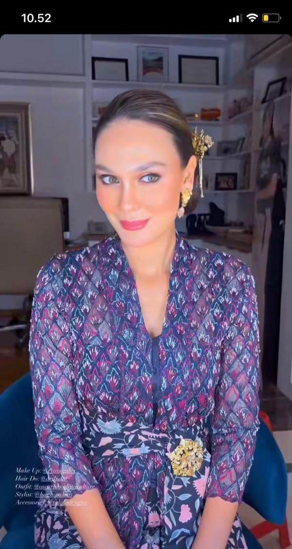 Potret cantik Luna Maya melenggang di pergelaran Istana Berbatik. (foto: Instagram)