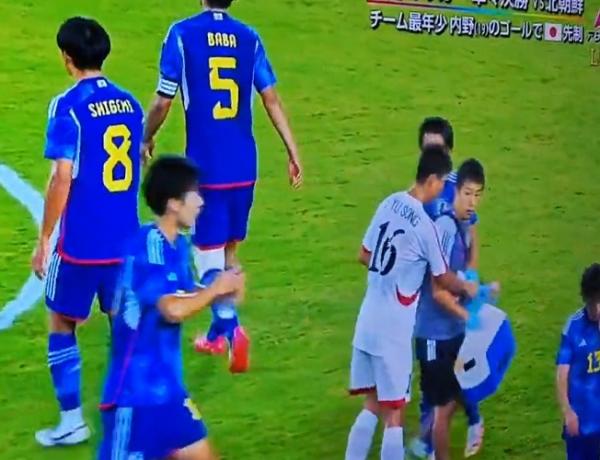 Pemain Timnas Korea Utara Kim Yu Song minta minum ke ofisial Jepang pada perempat final Asian Games 2022 di Xiaoshan Sports Centre Stadium, Hangzhou, Minggu (1/10/2023). (Foto: Twitter @chi_ao_chi)