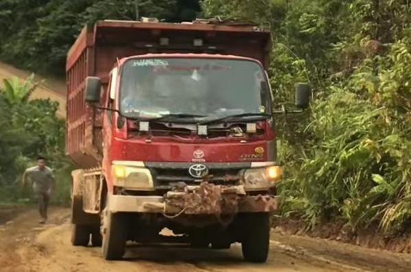 Truk Berhasil Lewati Jalan Tanjakan Licin 2