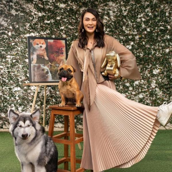  Para artis pemotretan bareng anjing peliharaan. (foto: instagram)