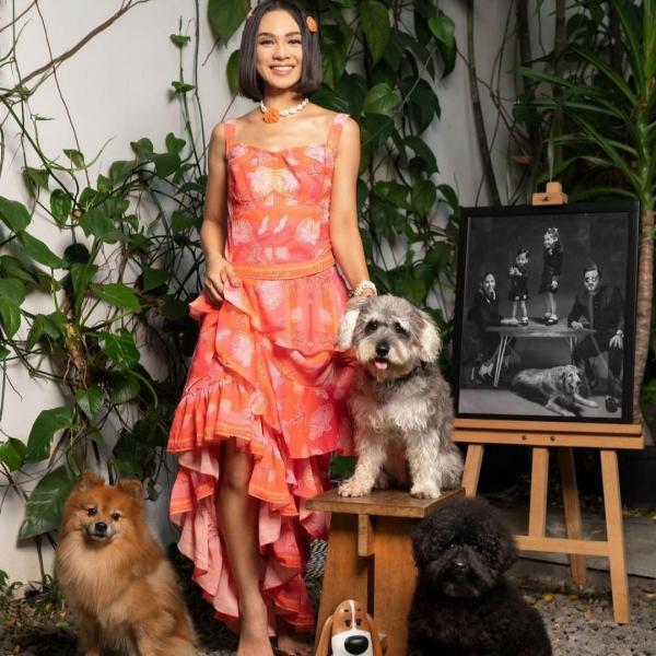  Para artis pemotretan bareng anjing peliharaan. (foto: instagram)