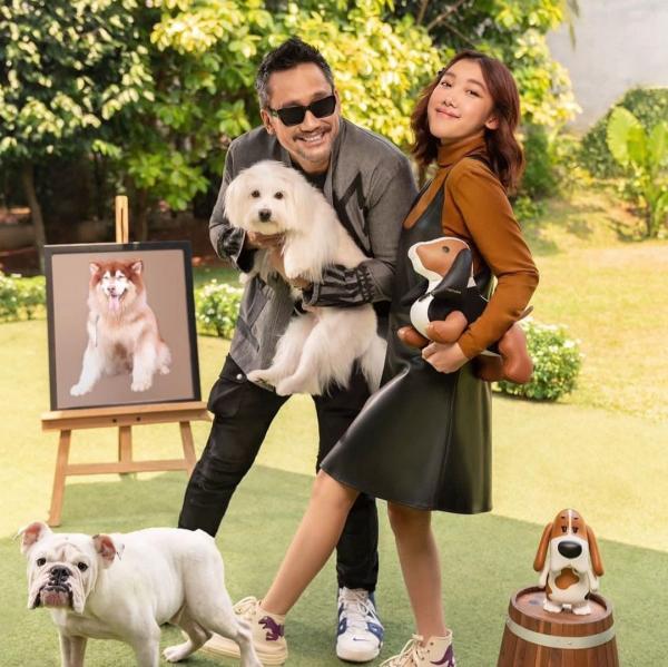  Para artis pemotretan bareng anjing peliharaan. (foto: instagram)