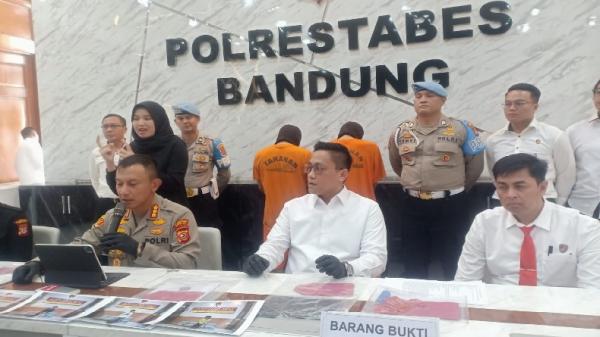 Kapolrestabes Bandung Kombes Pol Budi Sartono memberikan keterangan terkait pengungkapan kasus prostitusi online. (FOTO: iNews.id/AGUS WARSUDI)