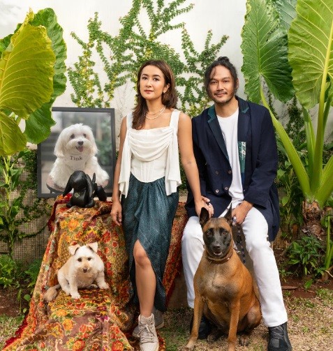 Potret Widi dan Dwi Sasono bareng hewan peliharaannya. 