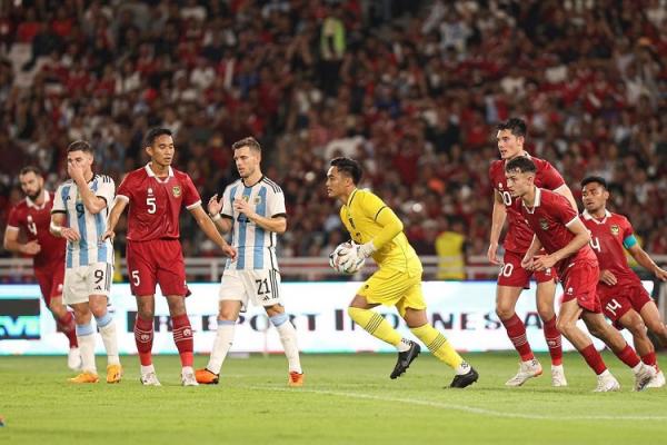 Ernando Ari 3 Ernando Ari main starter saat Indonesia vs Argentina pada FIFA Matchday di SUGBK, Juni lalu. (Foto: Instagram @Kiper Timnas Indonesia Ernando Ari paling sibuk membela negara pada 2023. (Foto: Instagram @nandoariiiss)