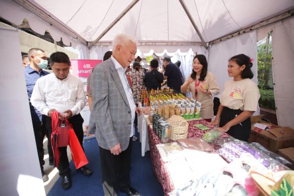 Board Member Sinar Mas Muktar Widjaja mengunjungi anjungan mitra binaan Sinar Mas dalam Tjipta UMKM Fair 5.0 di Jakarta (3/9/2023). (Foto: dok Sinar Mas)
