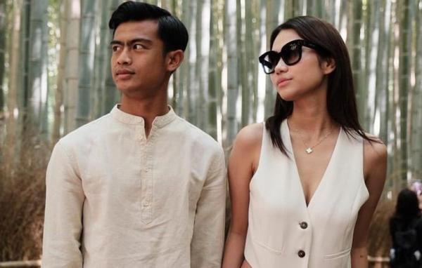 Bek Timnas Indonesia Pratama Arhan menunjukkan sisi romantisnya saat merakan ulang tahun sang istri Azizah Salsha. Arhan mengajak Azizah dinner romantis. (Foto: instagram/zizearhan)