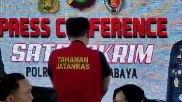 Mengenakan rompi tahanan, Gregorius Ronald penganiaya perempuan hingga tewas tertunduk saat dihadirkan dalam konferensi pers Mapolrestabes Surabaya. (Foto: Nursyafei).