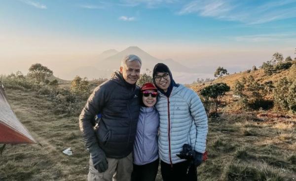 Ridwan Kamil Puji Ganjar Pranowo yang Mendaki Gunung Bareng Istri dan Anak: Keren, Family First