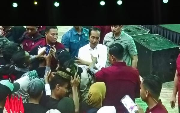 Pakai Kemeja Putih, Presiden Jokowi Hadiri Konsolidasi Jaringan Relawan ...