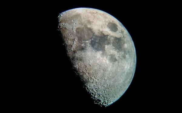 Bulan Ilustrasi mukjizat Nabi Muhammad SAW yakni bulan terbelah dua bagian. (Foto: Reuters)