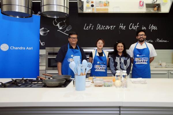 Prof Edhi di sela-sela talk show tentang wadah plastik. (foto: istimewa)