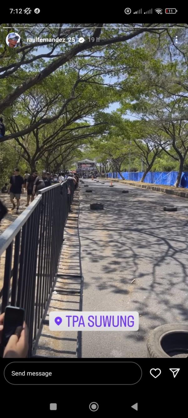 Dia menyempatkan diri untuk menonton balap motor drag lokal di Denpasar, Bali. (foto: Instagram)