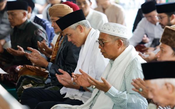 Bacapres Ganjar Pranowo dan pengasuh Ponpes Al-Quran Cijantung Ciamis khusyuk memanjatkan doa saat ziarah ke makam KH Moch Sirodj, pendiri Ponpes Al-Quran Cijantung. (FOTO: istimewa)