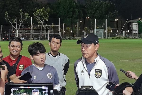 Shin TAe-yong Pelatih Timnas Indonesia Shin Tae-yong (kanan) berbicara kepada media usai pemusatan latihan hari pertama di Lapangan B Gelora Bung Karno, Senayan, Jakarta, Senin (9/10/2023). (Foto: MPI/Andri Bagus Saeful)