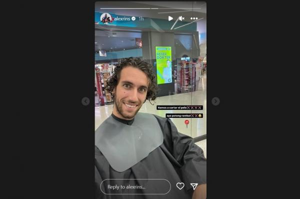 Alex Rins 2 Alex Rins membagikan momen dirinya potong rambut di akun Instagram miliknya. (Foto: Instagram @alexrins)