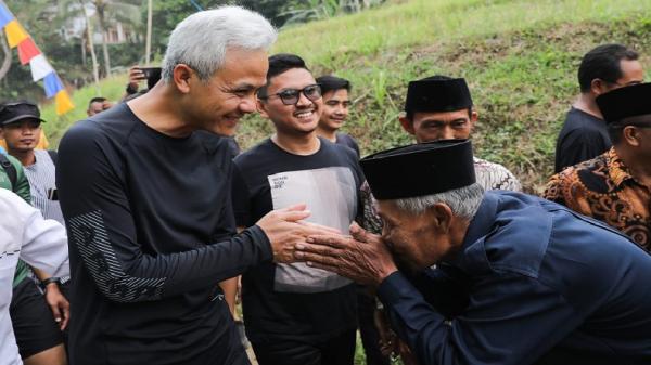 Bacapres Ganjar Pranowo menyapa warga saat meninjau sumur artesis di Desa Muncang, Tasikmalaya. (FOTO: istimewa)
