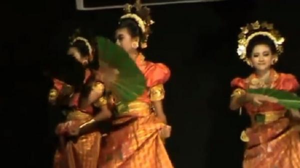 Tari Bamba Manurung Tari Bamba Manurung. (Foto: budayaindonesia-astri.blogspot.com)