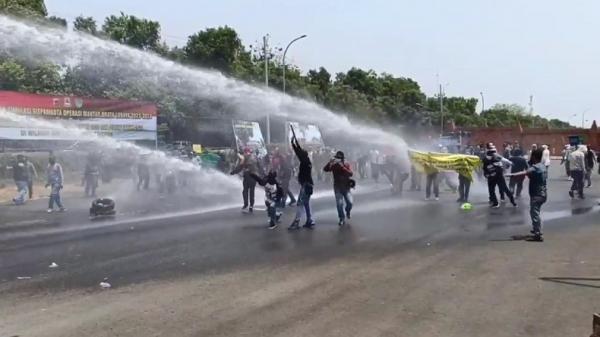 Demonstran Anarkistis Bentrok dengan Aparat di Cirebon, Polisi Tembakkan Gas Air Mata