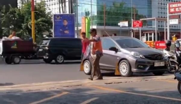 Viral Tukang Parkir Berangkat Kerja Naik Mobil Bikin Netizen Penasaran