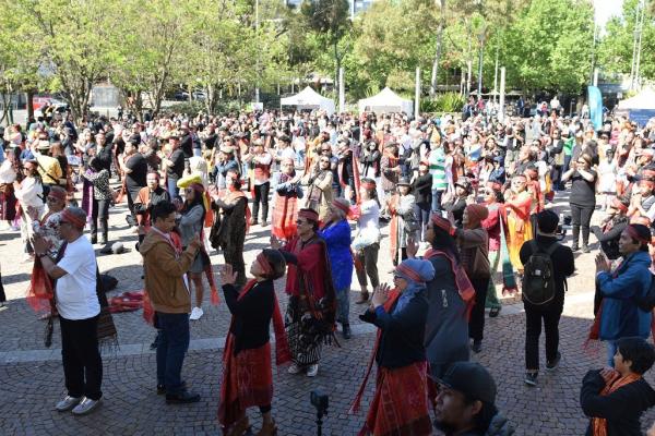 Momen saat para peserta FI 2023 di Melbourne menari Tortor bersama, akhir pekan lalu. (Foto: Valerius Boenawan)
