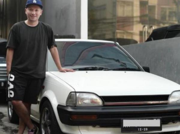 Artis Pria Suka Naik Mobil Klasik