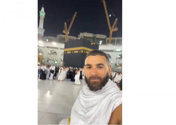 Karim Benzema kerap melakukan umrah di sela-sela waktu luangnya. (Foto: Instagram @karimbenzema)